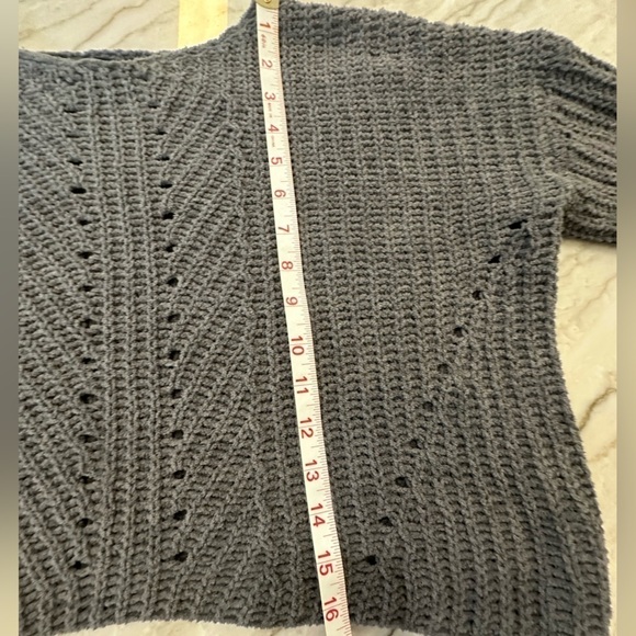 Cropped Long Sleeve with Cut Outs Sweater Women’s size Medium - Picture 12 of 12
